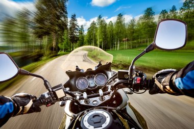 Motorcu birinci şahıs bakış. Bir motosiklet sürüş motorcu asfalt yol boyunca rides