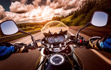 Motorcu birinci şahıs bakış. Bir motosiklet sürüş motorcu asfalt yol boyunca rides