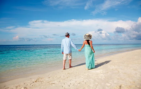 Vacaciones Pareja caminando en la playa tropical Maldivas . —  Fotos de Stock