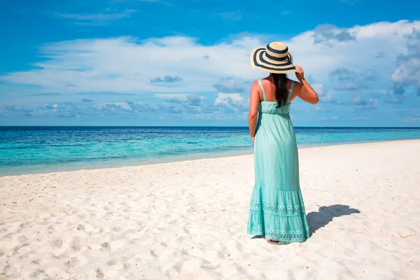 Menina caminhando ao longo de uma praia tropical nas Maldivas . — Fotografia de Stock