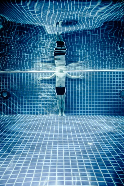 Persone in piedi sott'acqua in una piscina — Foto Stock