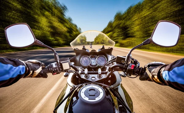 Motociclista Primeira pessoa view.Biker condução de uma moto passeios ao longo da estrada de asfalto — Fotografia de Stock