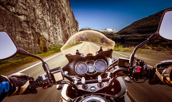 Biker First-person weergave, berg serpentine. — Stockfoto