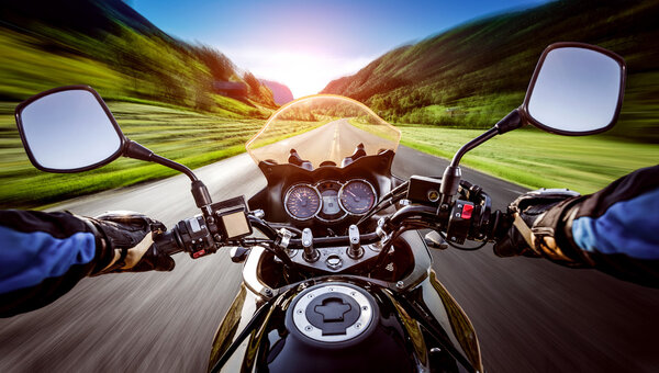 Motociclista Primera persona view.Biker conducir una motocicleta paseos a lo largo de la carretera de asfalto — Foto de Stock