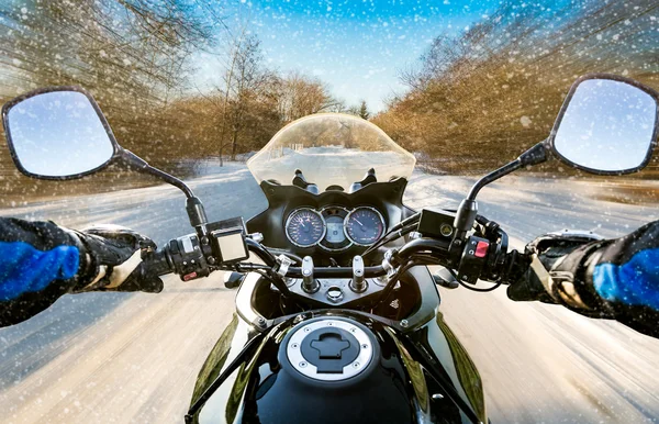 Biker First-person view. Winter slippery road — Stock Photo, Image