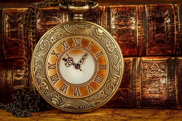 Livres anciens et montre de poche Vintage — Photo