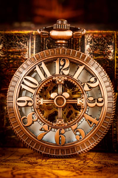 Oude boeken en Vintage pocket watch — Stockfoto