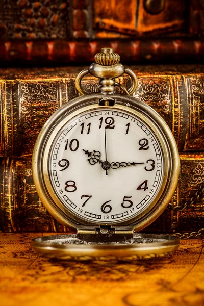 Oude boeken en Vintage pocket watch — Stockfoto