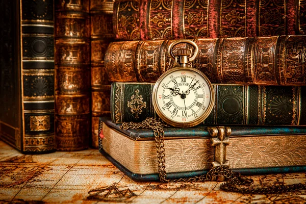Livros antigos e relógio de bolso Vintage — Fotografia de Stock