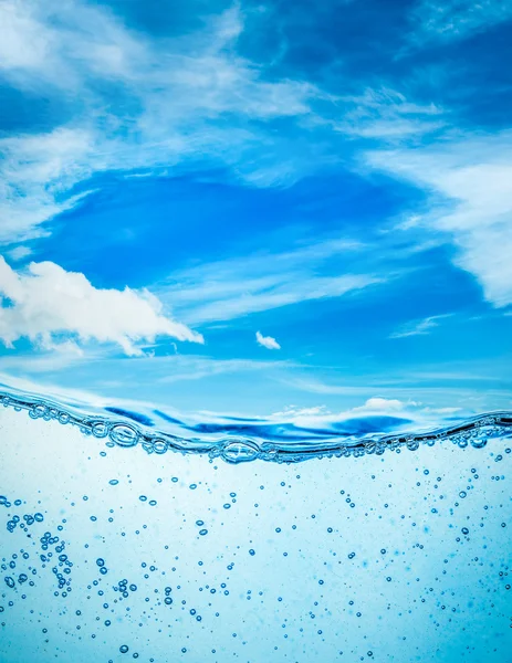 Cerrar el agua sobre un fondo de cielo azul — Foto de Stock