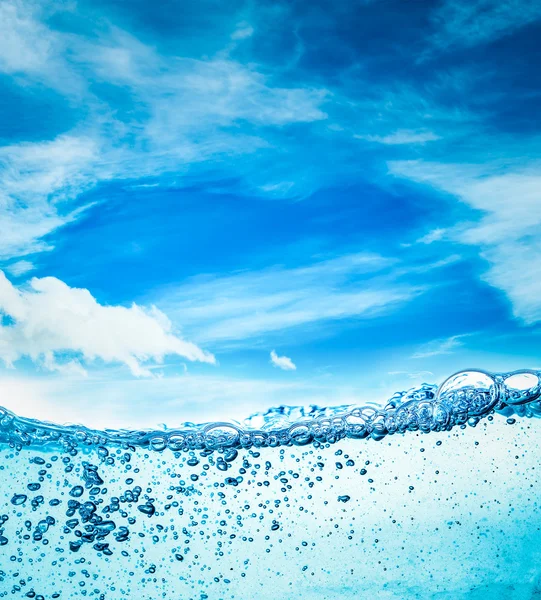 关闭水在蓝色天空背景 — 图库照片