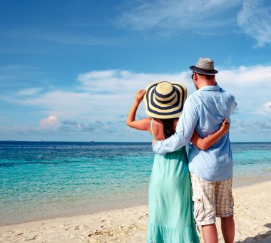 Maldivler tatil tropikal üzerinde yürüyen çift plaj.