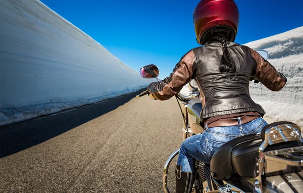 Biker meisje First-person weergave, berg serpentine. — Stockfoto