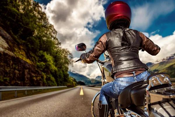 Biker meisje First-person weergave — Stockfoto