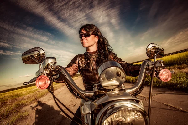 Motociclista chica en una motocicleta —  Fotos de Stock