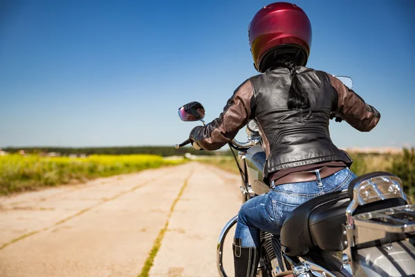 Motociclista menina primeira pessoa vista — Fotografia de Stock