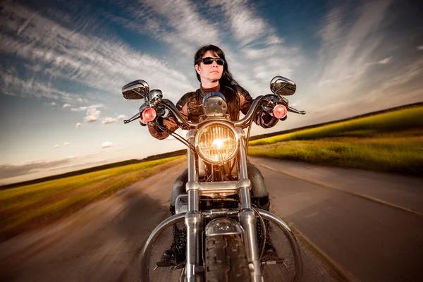 Motorrijder meisje op een motorfiets — Stockfoto