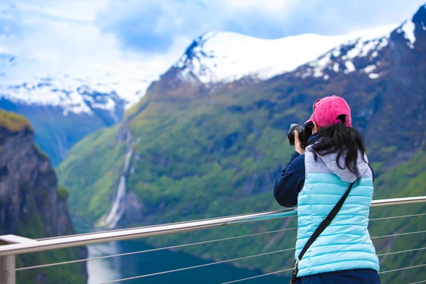 Turista fotógrafo de naturaleza con fotos de cámara mientras está de pie en la cima de la montaña. Hermosa naturaleza Noruega. — Foto de Stock