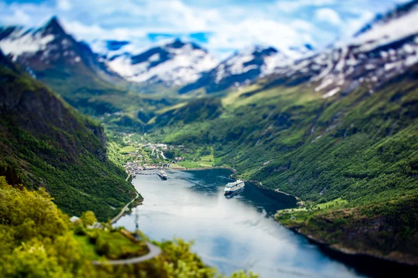 Geirangerfjorden, Norge (tilt shift-objektiv). — Stockfoto