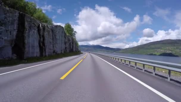 Condução de um carro em uma estrada na Noruega — Vídeo de Stock