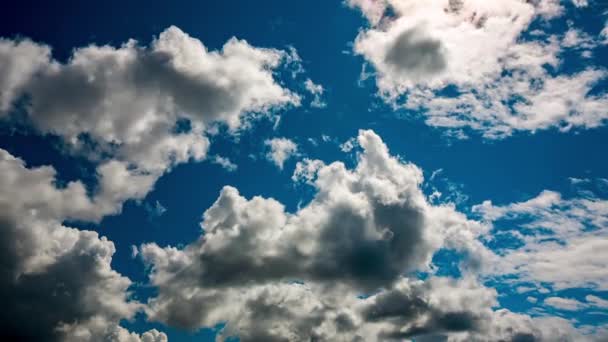 Zeitraffer des blauen Himmels, der Wolken bewegt — Stockvideo