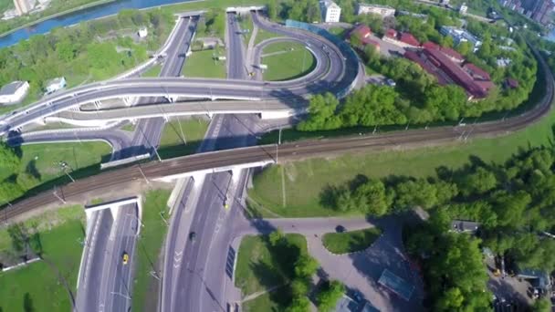 Vista aérea de um cruzamento de auto-estrada . — Vídeo de Stock