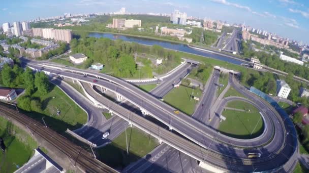 Vista aérea de una intersección de autopista . — Vídeos de Stock