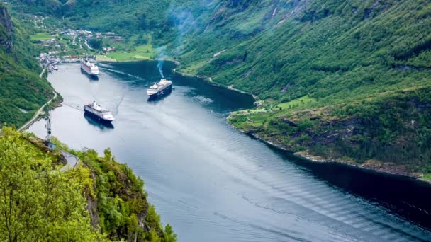 Geiranger fiyort, Norveç. Storfjorden (Büyük Fiyort) 'un bir kolu olan Sunnylvsfjorden' den 15 km (9.3 mi) uzunluğunda bir daldır.). — Stok video