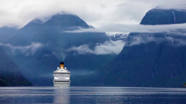 Nave da crociera, navi da crociera sul fiordo Hardanger, Norvegia — Video Stock