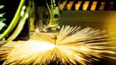 CNC lazer kesimi metal, modern endüstriyel teknoloji. Küçük bir alan derinliği. Uyarı: Zorlu koşullarda otantik atış. Biraz tahıl ve belki bulanık..