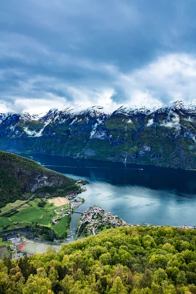 Krásná příroda Norsko Stegastein rozhledna. — Stock fotografie