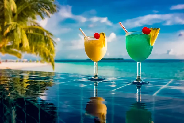 Cocktail nær svømmebassenget – stockfoto