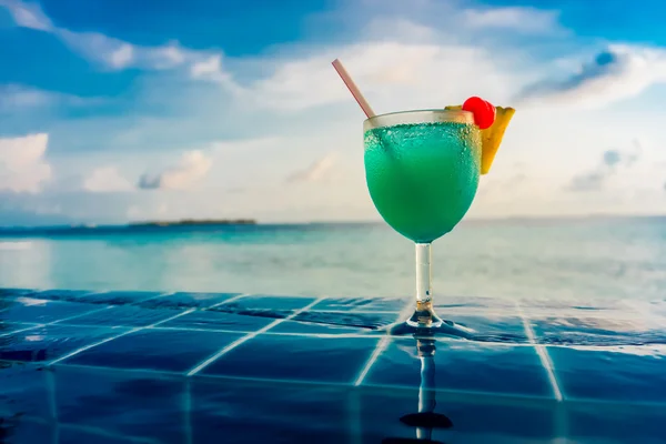 Cocktail near the swimming pool — Stock Photo, Image