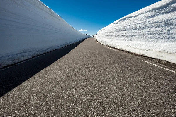 Norveç'te yol — Stok fotoğraf