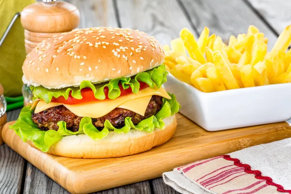 Hambúrguer saboroso e apetitoso cheeseburger — Fotografia de Stock