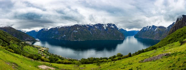 Vacker natur Norge Stegastein Lookout. — Stockfoto