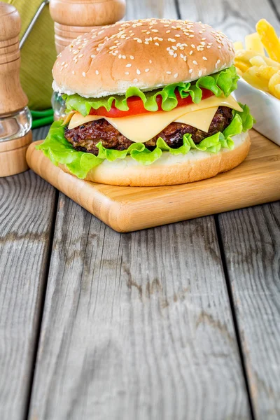 Ízletes és étvágygerjesztő hamburger sajtburger — Stock Fotó