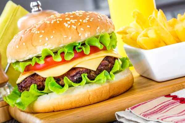 Lecker und appetitlich Hamburger Cheeseburger — Stockfoto