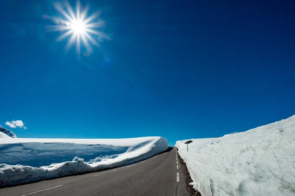 Norveç'te yol — Stok fotoğraf