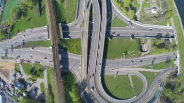 Otoyol kavşağının havadan görüntüsü. 4K (ultra yüksek çözünürlüklü (UHD)))