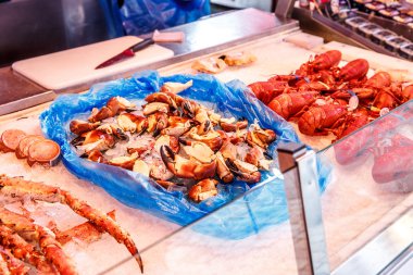 Norveç, Bergen 'deki balık pazarının raflarında çeşitli deniz ürünleri var.