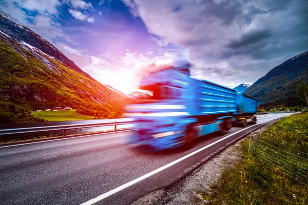 トラックと日没時高速道路 — ストック写真