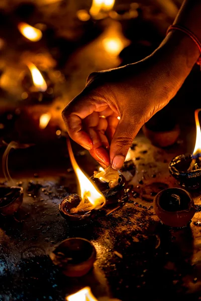 Candele accese nel tempio indiano . — Foto Stock