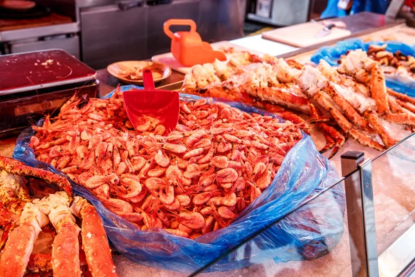 Vários frutos do mar nas prateleiras do mercado de peixe na Noruega, Bergen — Fotografia de Stock
