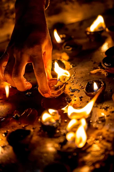 Brûler des bougies dans le temple indien . — Photo