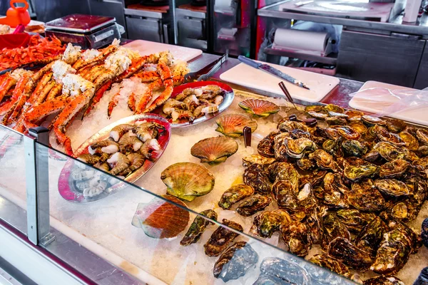 Verschiedene Meeresfrüchte in den Regalen des Fischmarktes in Norwegen, Bergen — Stockfoto