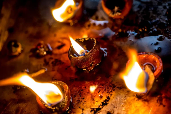 Candele accese nel tempio indiano . — Foto Stock