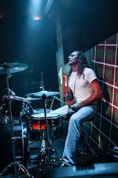 Drummer playing on drum set on stage — Stock Photo, Image