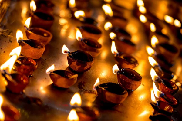 Brinnande ljus i indiska tempel. — Stockfoto