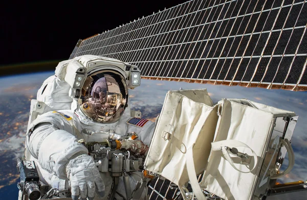 Estação Espacial Internacional e astronauta . — Fotografia de Stock